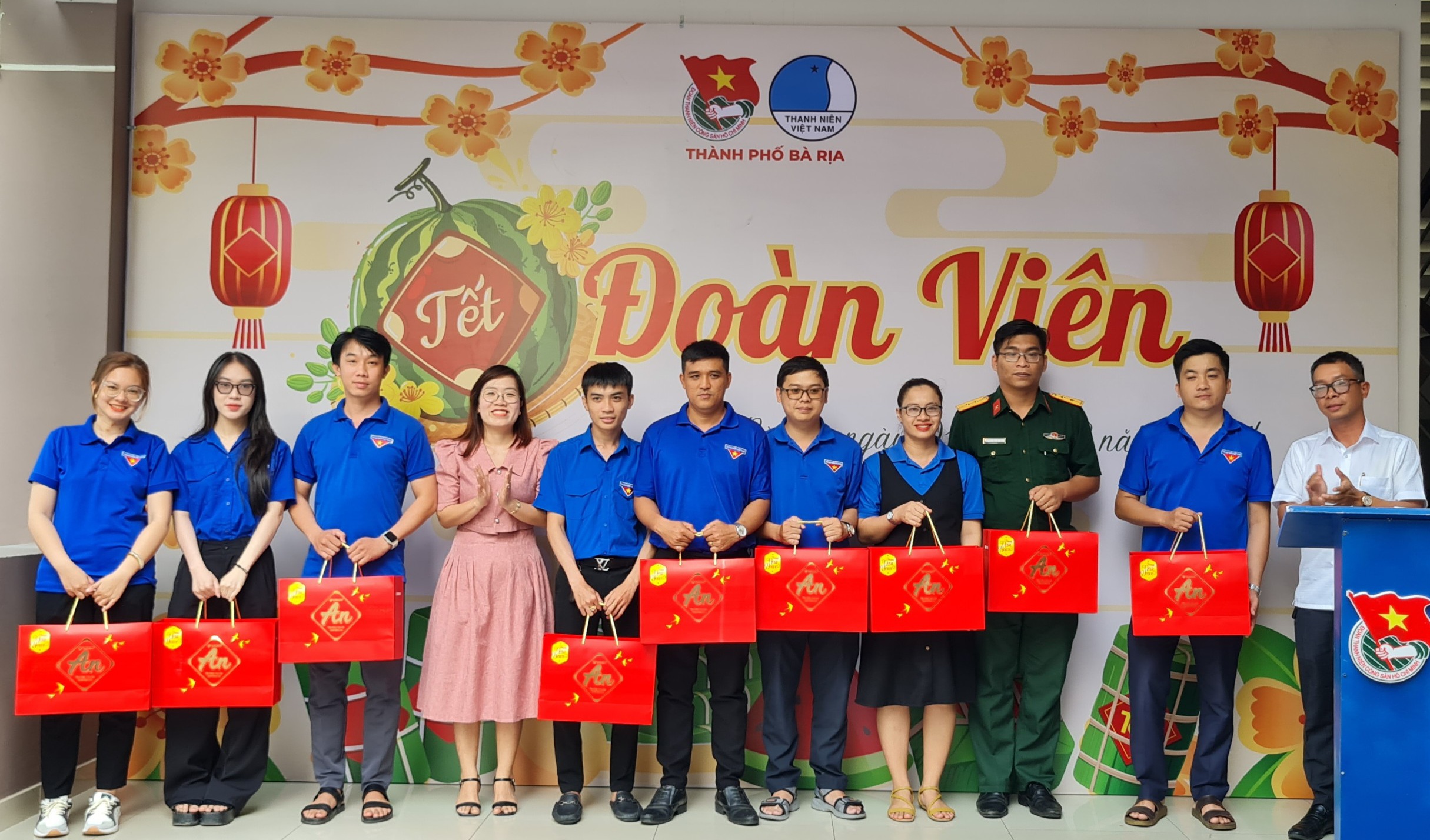 Tỉnh Đoàn, Lãnh đạo TP.Bà Rịa trao quà chương trình Tết Đoàn viên cho cán bộ Đoàn chủ chốt.