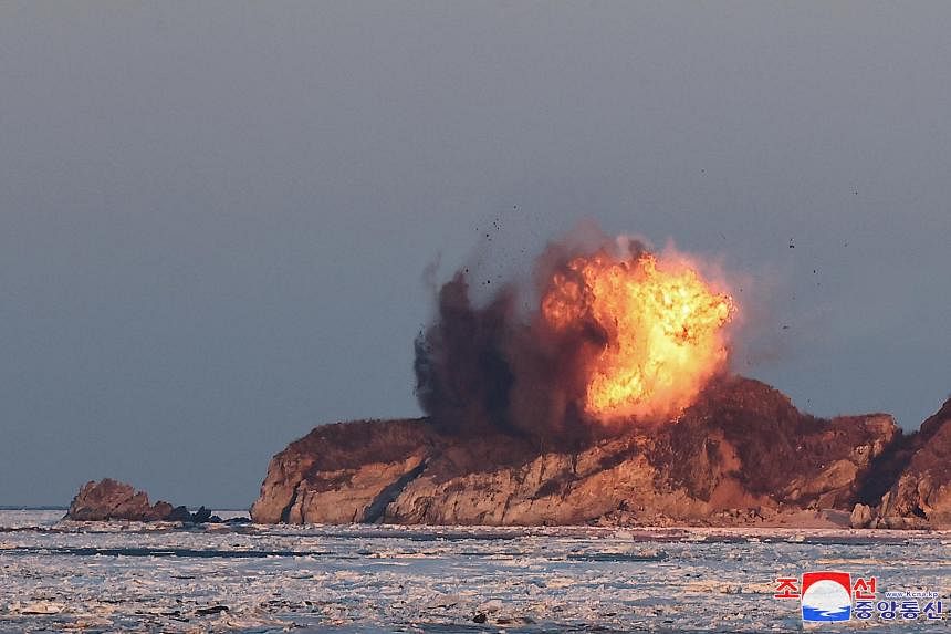 Triều Tiên diễn tập phóng tên lửa hành trình chiến lược Hwasal-2 tại bờ biển phía Tây nước này ngày 30/1.