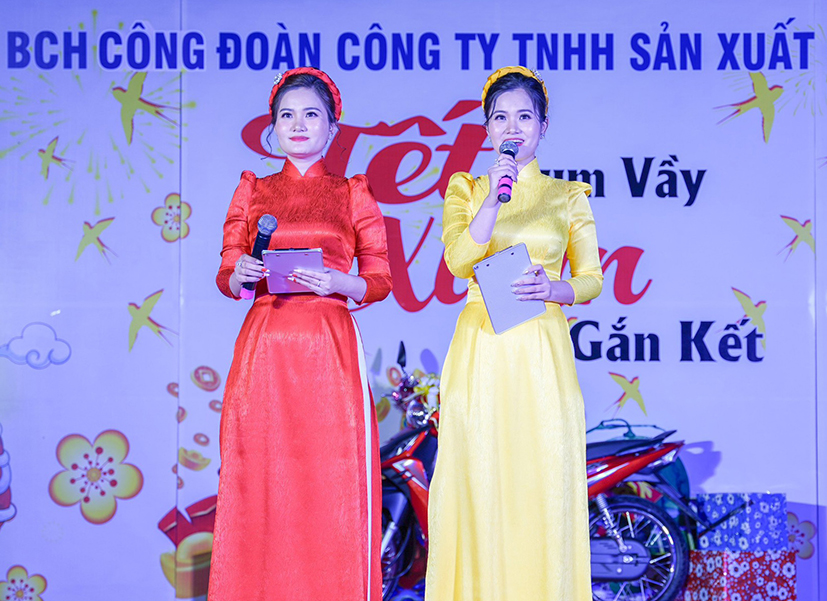 Cặp MC song sinh Phương Thảo (phải) và Phương Thủy dẫn chương trình Tết 2024 của Công ty TNHH Sản xuất giày Uy Việt (TP.Vũng Tàu).