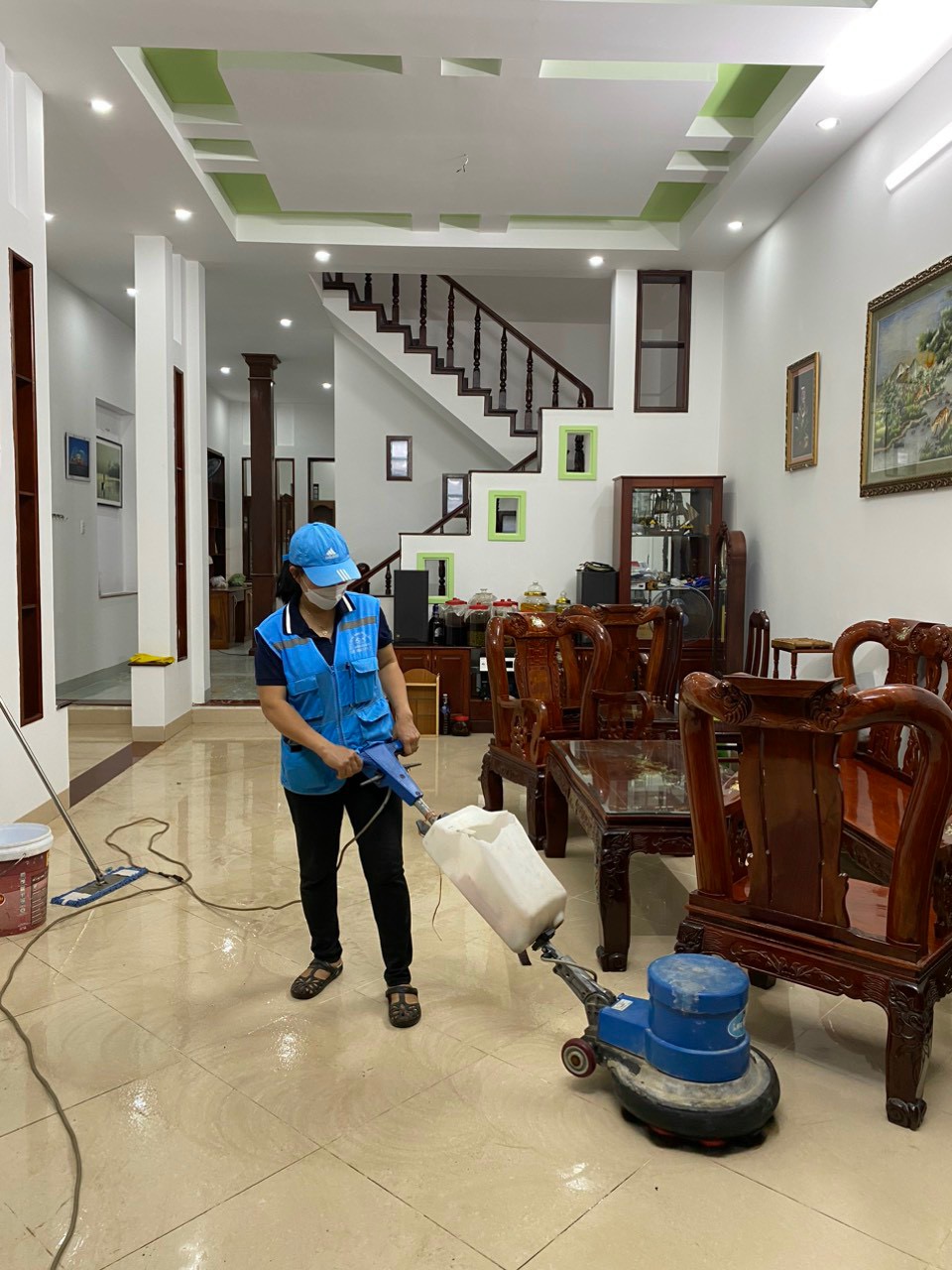 Công nhân nhóm dịch vụ vệ sinh công nghiệp Hoàn Hảo vệ sinh nhà cửa cho khách dịp Tết.