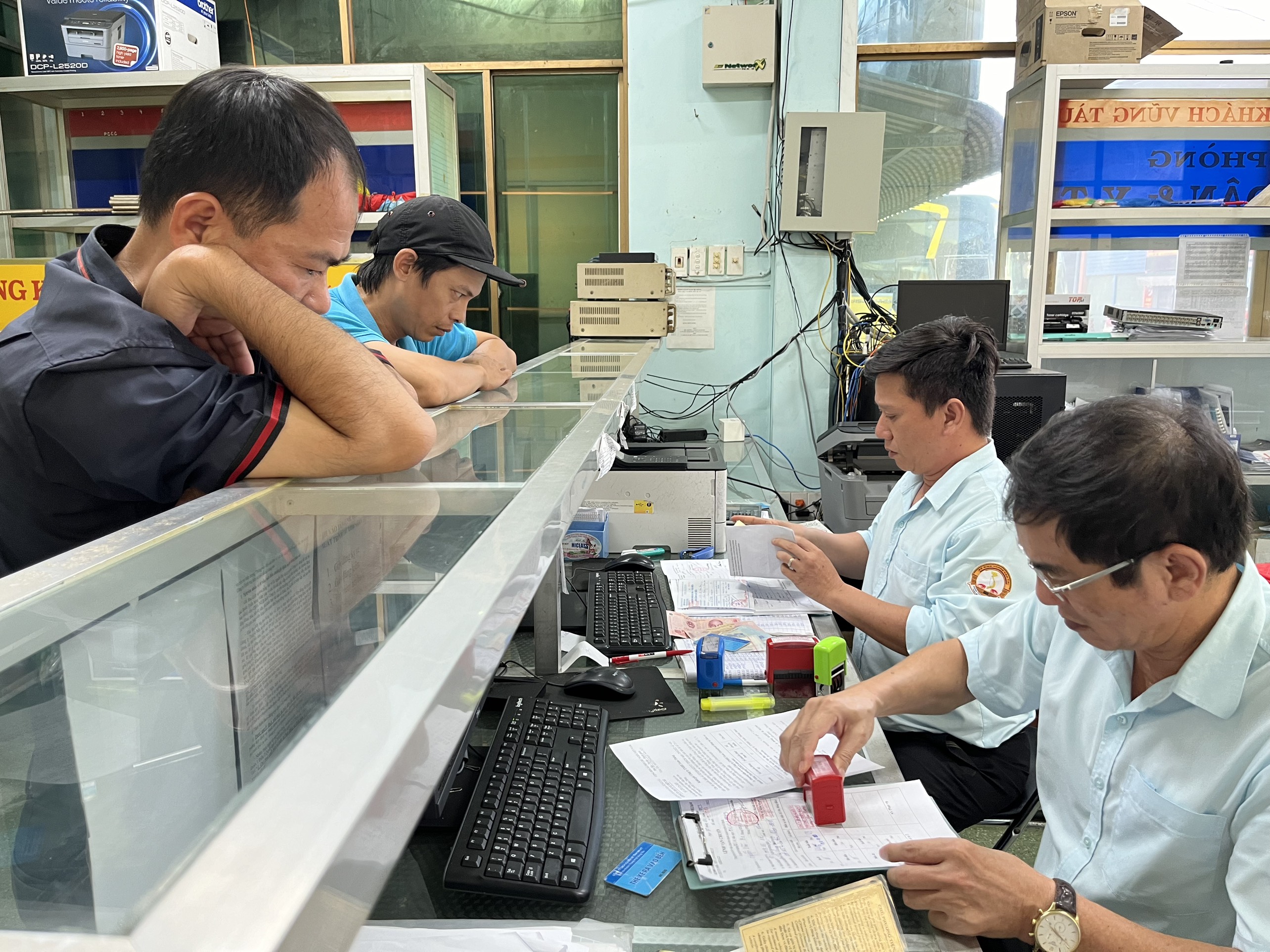 Nhân viên Bến xe khách Vũng Tàu kiểm tra giấy tờ vận tải hành khách của nhà xe trước khi ký lệnh xuất bến.