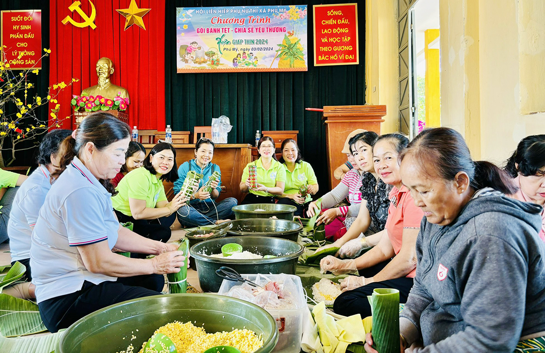 Chị em hội viên Hội LHPN cùng gói bánh tét tặng hộ khó khăn