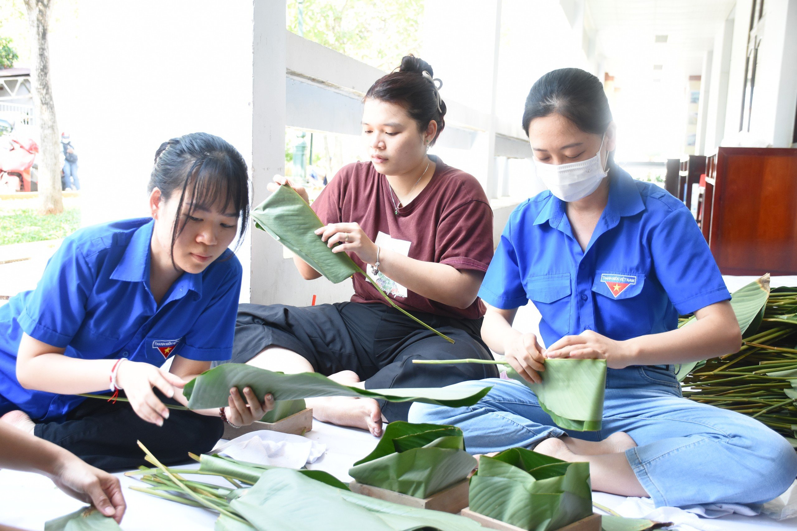 Các tình nguyện viên cùng nhau chuẩn bị nguyên liệu, đo, cắt lá để gói những chiếc bánh chưng xanh thiện nguyện tặng bà con nghèo, khó khăn đón Tết.