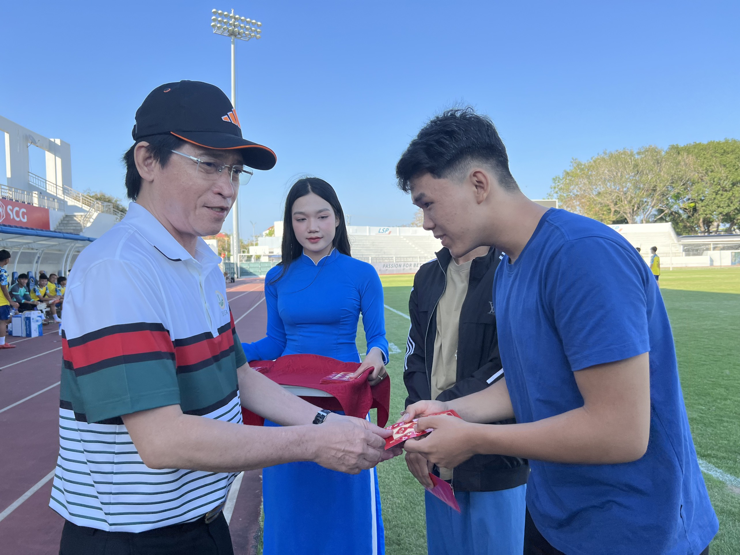 Ông Huỳnh Đức Dũng, Phó giám đốc Sở VH-TT trao quà cho các tài năng bóng đá là con em Bà Rịa - Vũng Tàu có hoàn cảnh khó khăn.