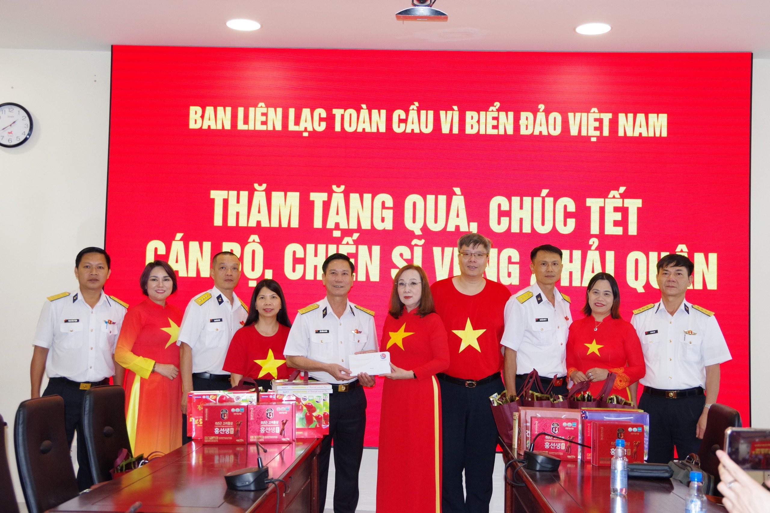 Ban liên lạc toàn cầu vì Biển đảo Việt Nam tặng quà cán bộ, chiến sỹ Vùng 2 Hải quân.