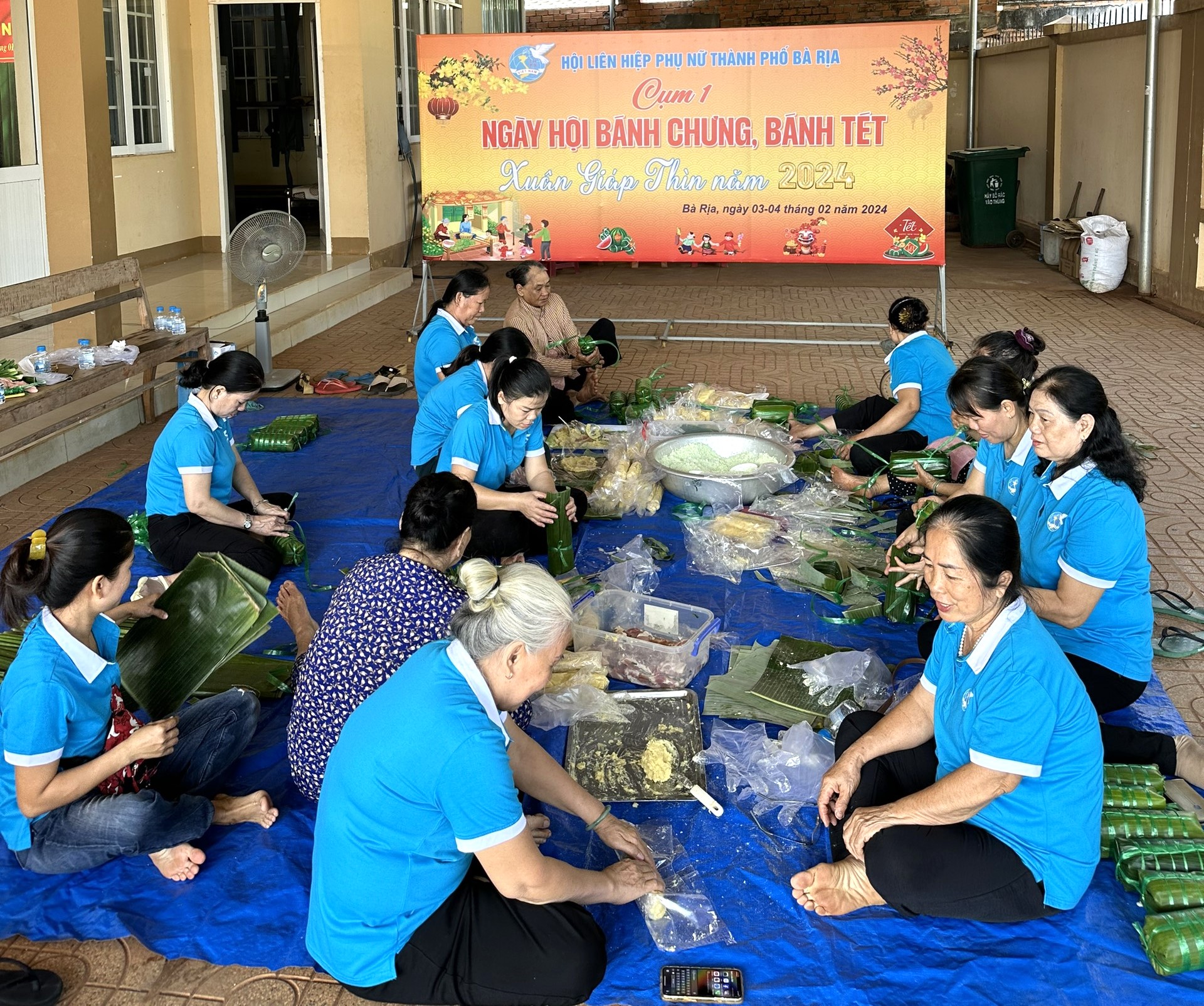 Đông đảo cán bộ, hội viên phụ nữ tham gia gói bánh chưng, bánh tét.