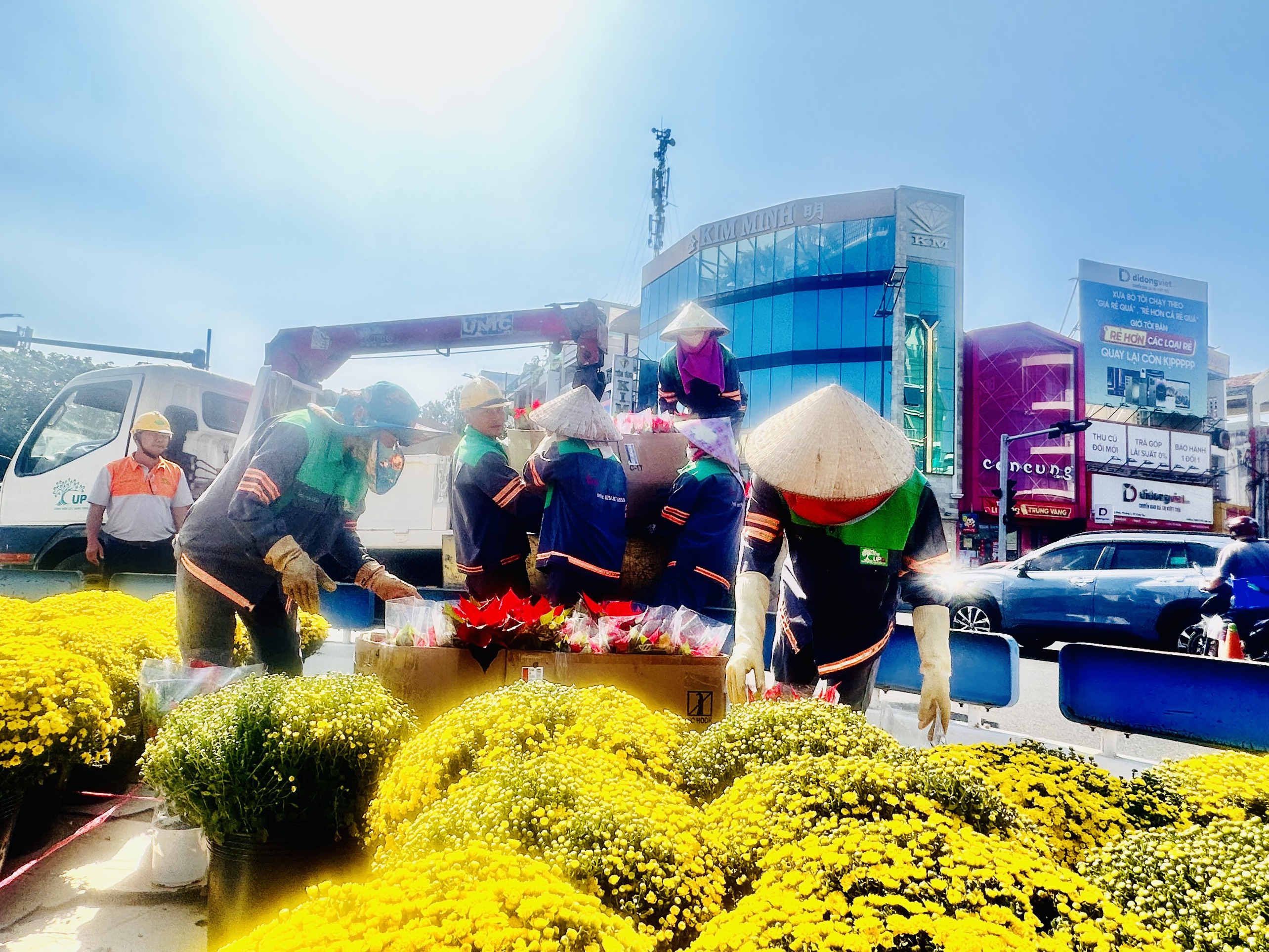 Công nhân UPC gắn hoa vào tiểu cảnh bùng binh ngã năm TP. Vũng Tàu