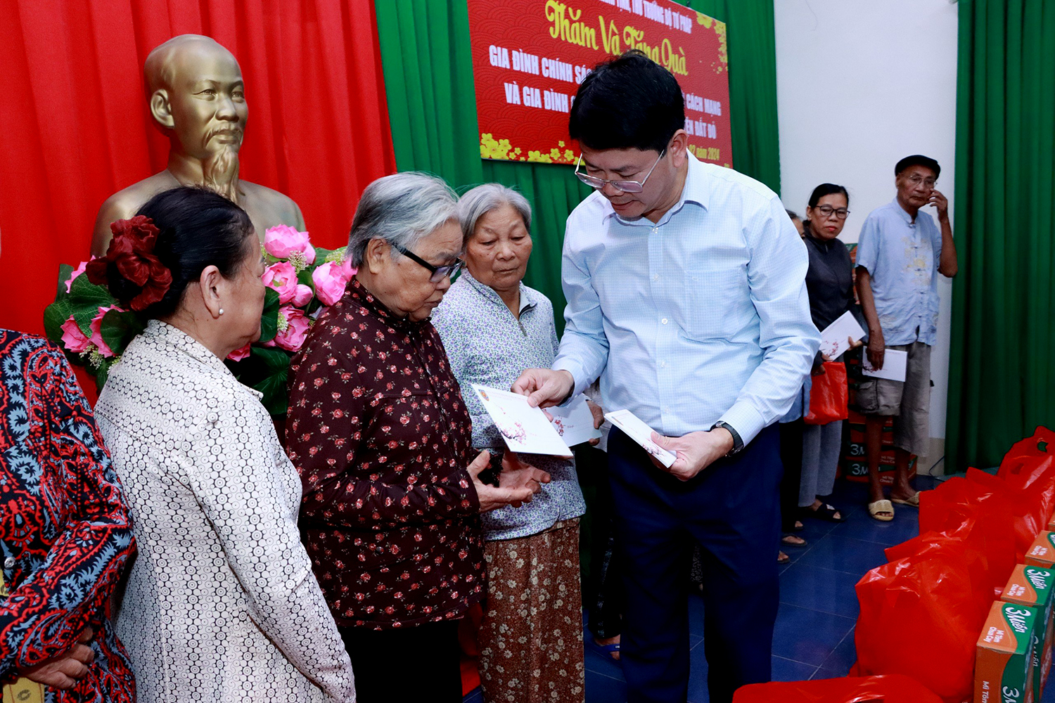 Ông Nguyễn Thanh Tịnh, Thứ trưởng Bộ Tư pháp tặng quà cho các gia đình chính sách, gia đình có công cách mạng và gia đình có hoàn cảnh khó khăn trên địa bàn huyện Đất Đỏ.