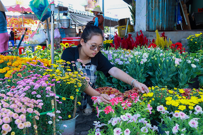 Tiểu thương bán hoa Tết tại chợ Đất Đỏ.