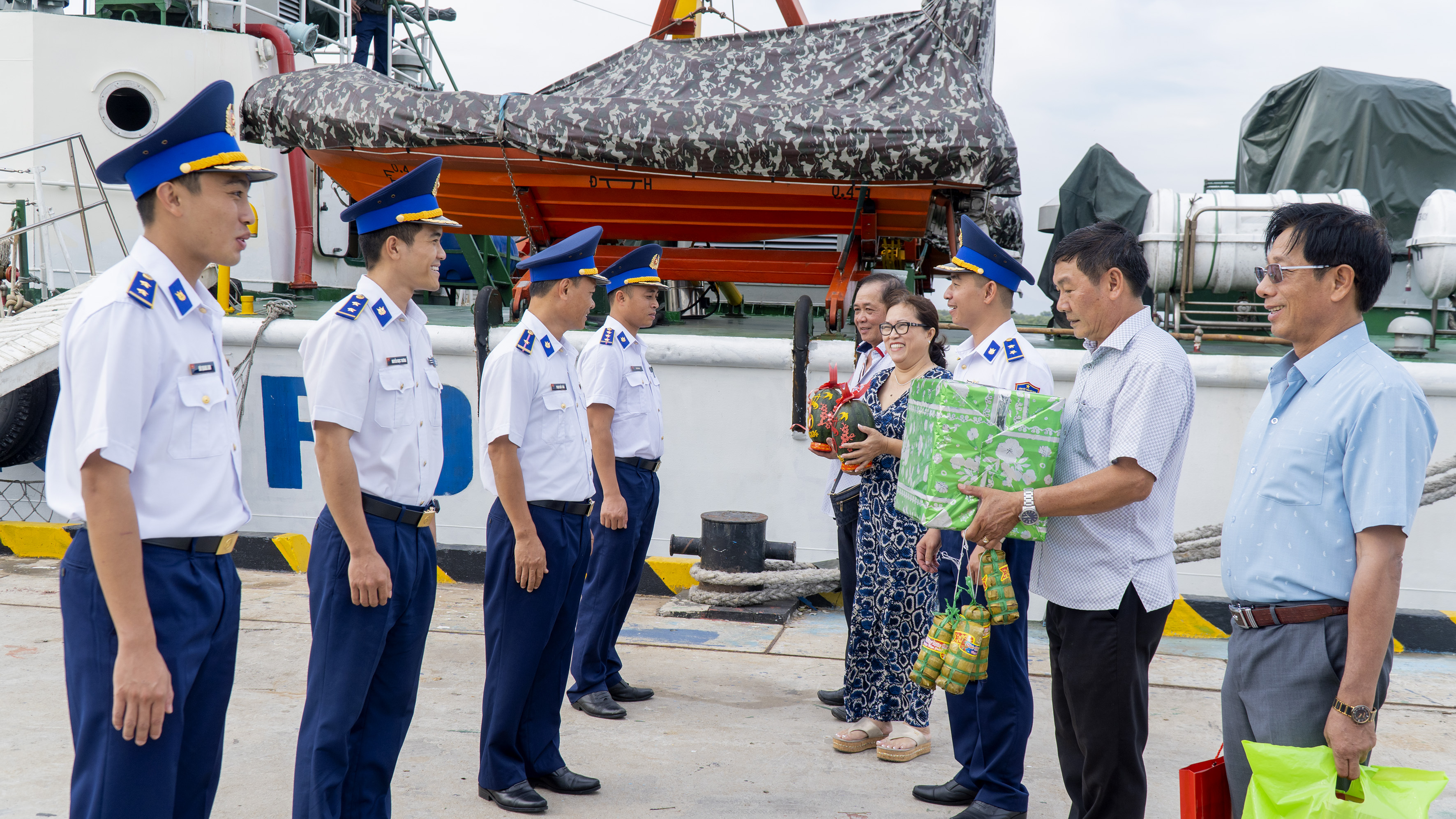 Đại diện các chủ phương tiện tàu, thuyền, ngư dân, chính quyền địa phương trao tặng quà đến cán bộ, chiến sĩ, nhân viên tàu CSB 4031.