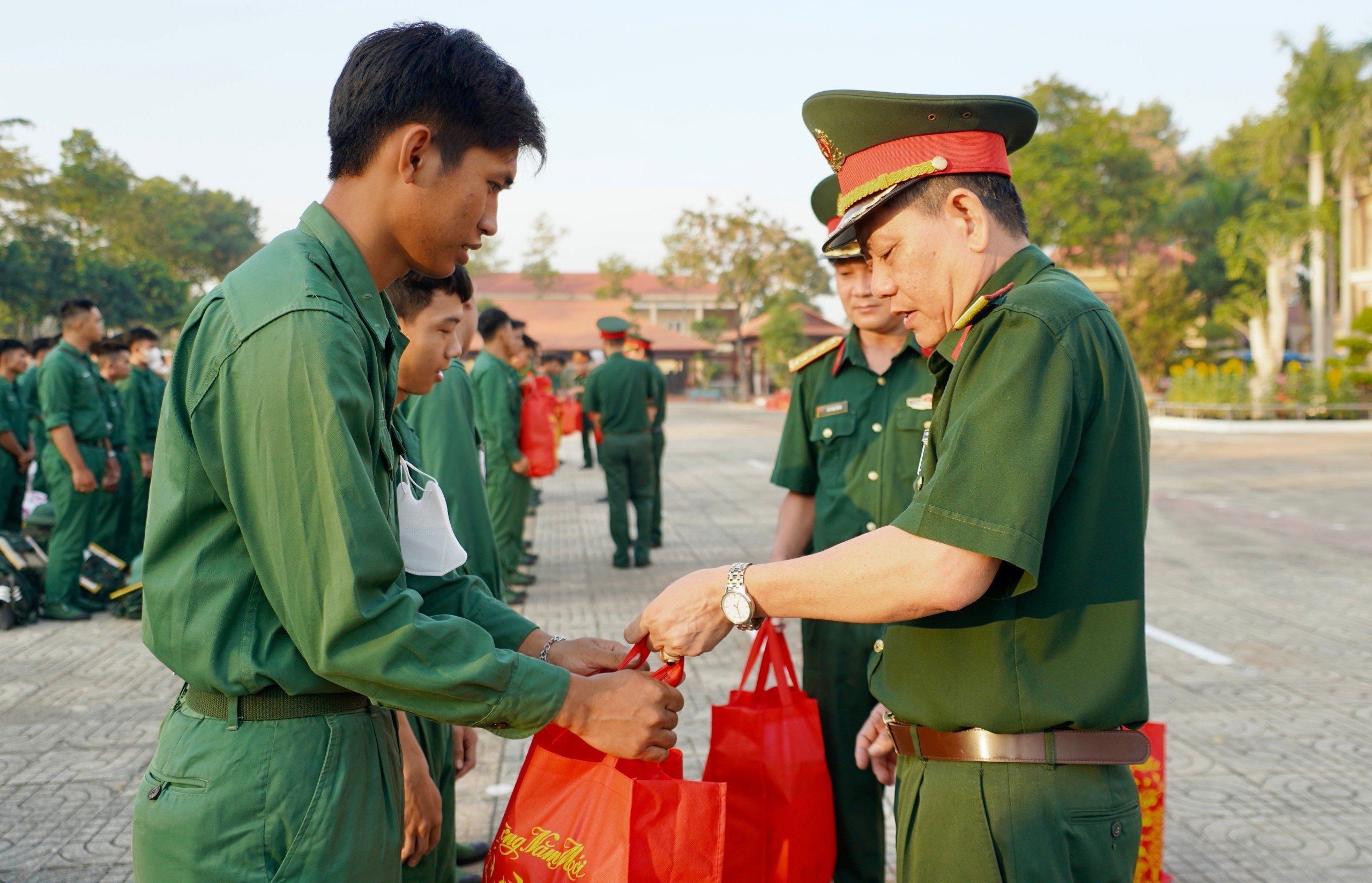 Đại tá Phạm Kinh Kha, Phó Chỉ huy trưởng - Tham mưu trưởng Bộ CHQS tỉnh trao quà cho chiến sĩ trong lễ tiễn quân nhân xuất ngũ, diễn ra ngày 30/1.