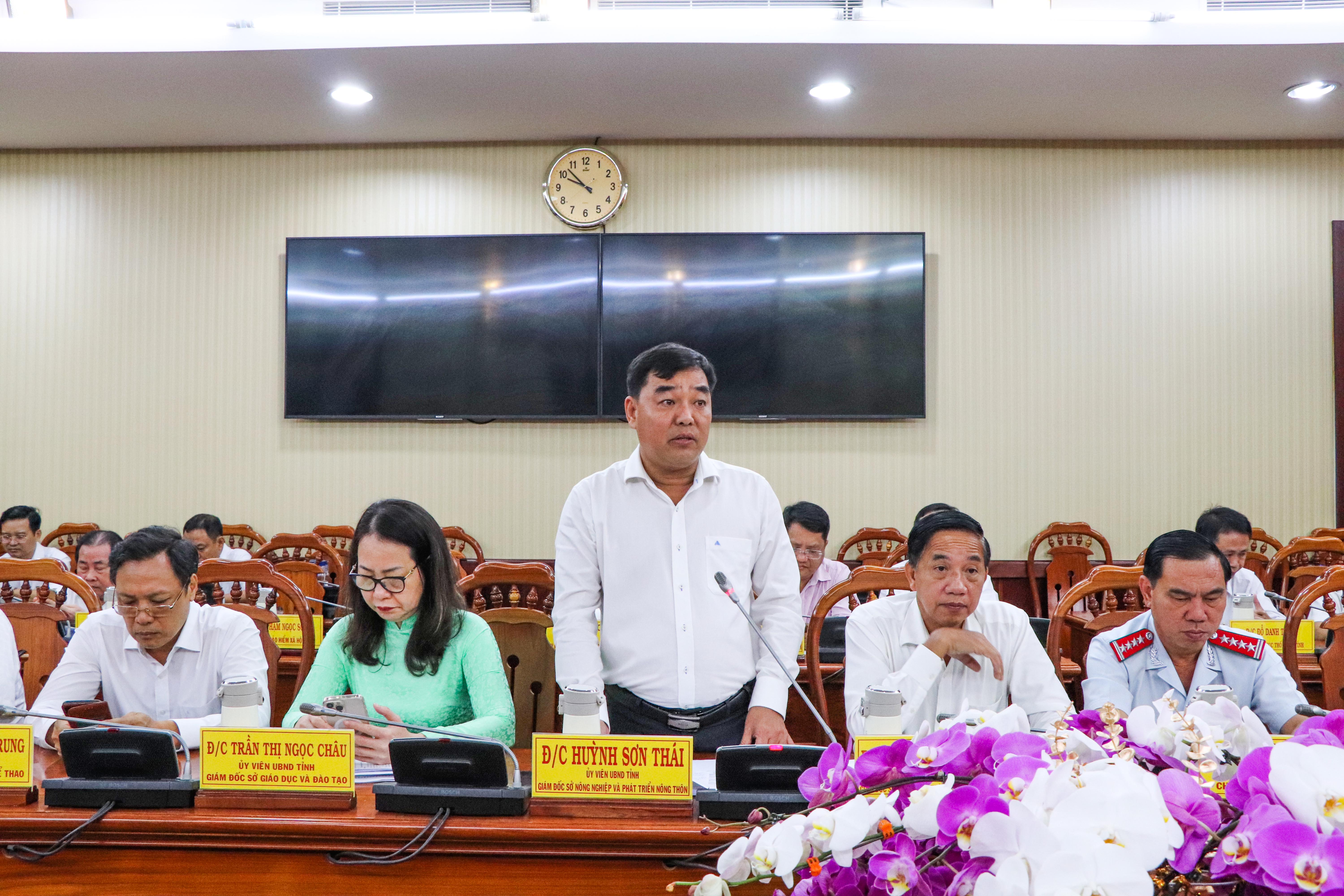 Huỳnh Sơn Thái, Giám đốc Sở NN-PTNT tỉnh phát biểu ý kiến về nâng cao chất lượng các tiêu chí xây dựng xã nông thôn mới, huyện nông thôn mới; tình hình sản xuất nông nghiệp trên địa bàn tỉnh.
