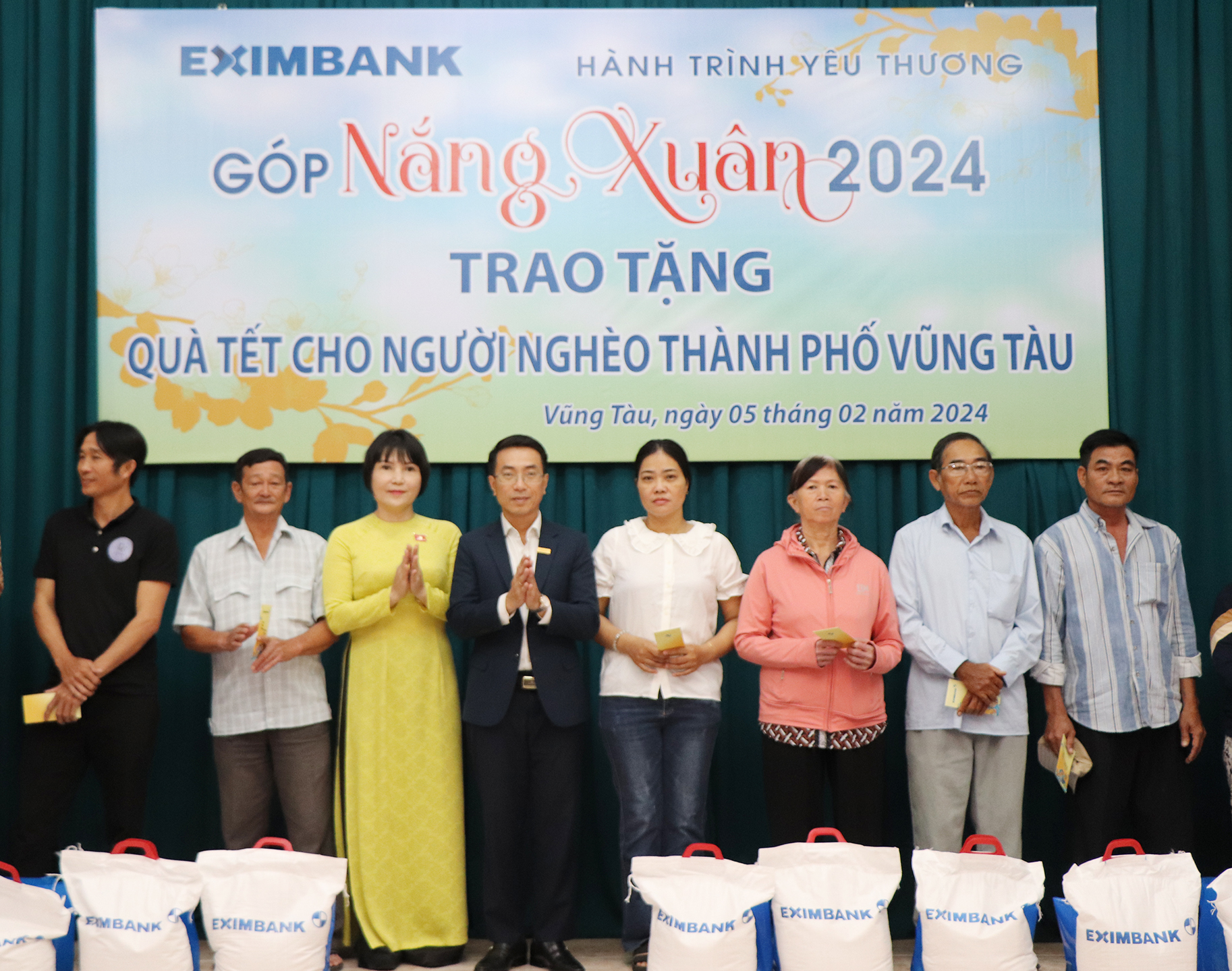 Bà Mai Ngọc Oanh, Chủ tịch UBMTTQ Việt Nam TP.Vũng Tàu và ông Nguyễn Hoàng Tuấn, Giám đốc Eximbank chi nhánh Bà Rịa - Vũng Tàu trao quà đến Tết đến hộ nghèo.