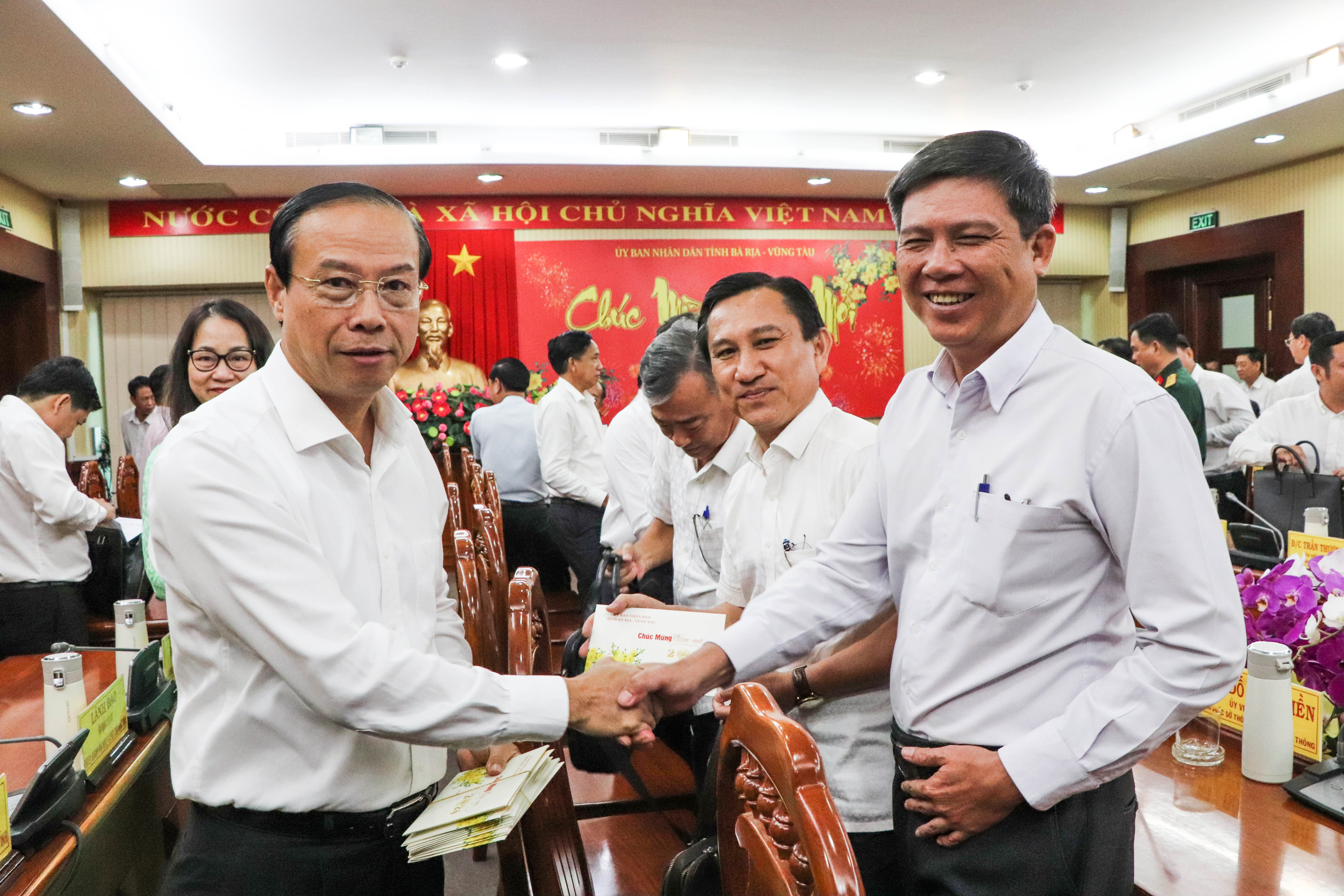 Chủ tịch UBND tỉnh Nguyễn Văn Thọ (bên trái) gửi thiệp Tết chúc mừng lãnh đạo các sở, ngành của tỉnh.