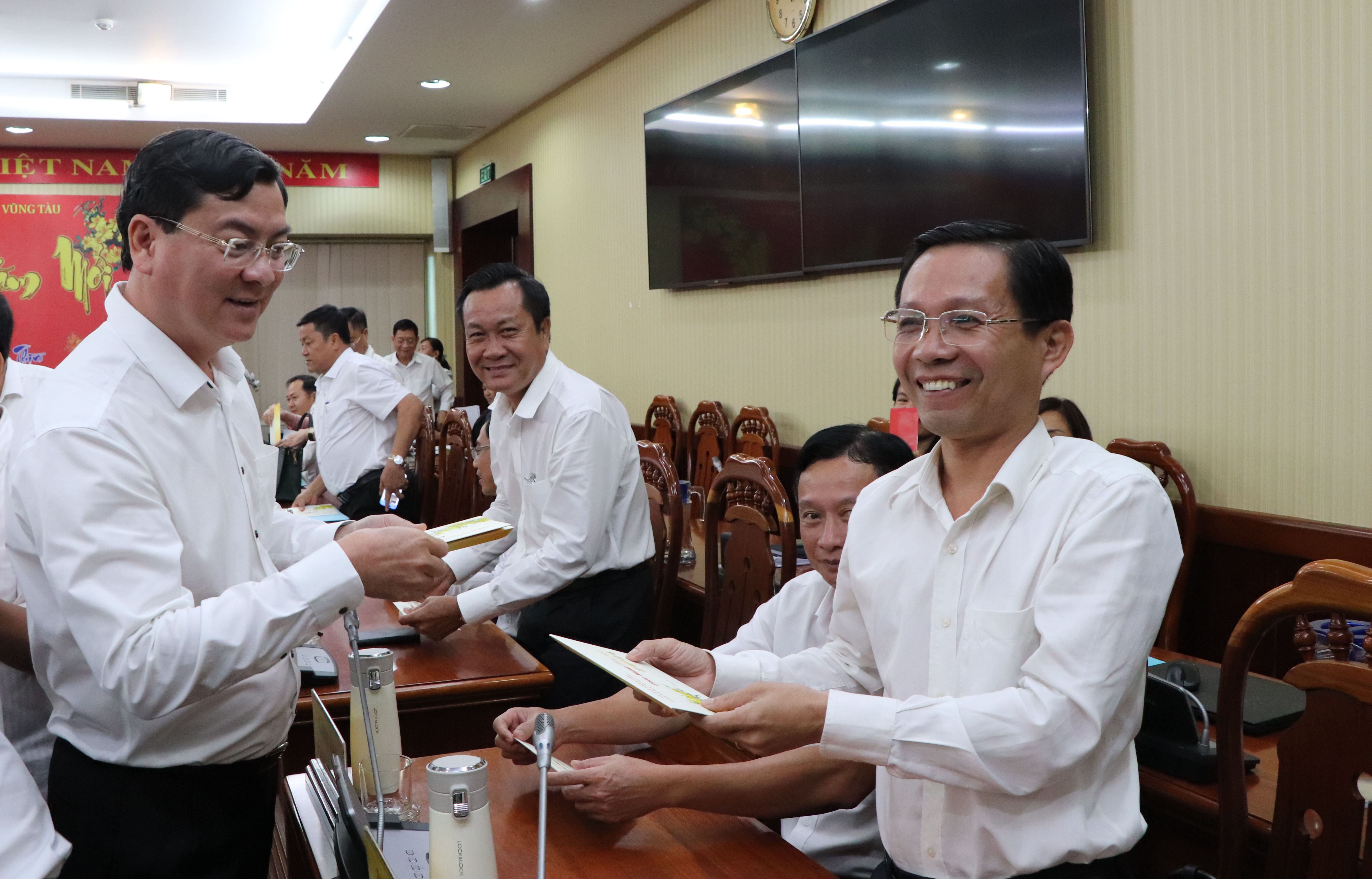 Ông Nguyễn Công Vinh, Phó Chủ tịch UBND tỉnh gửi thiệp Tết chúc mừng lãnh đạo các sở, ngành, địa phương.