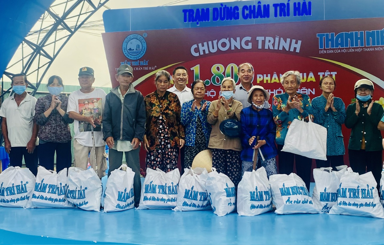 Ông Huỳnh Sơn Tuấn, Bí thư Huyện ủy và ông Lâm Văn Hồng, Chủ tịch UBND huyện Long Điền tặng quà Tết đến các hộ gia đình.