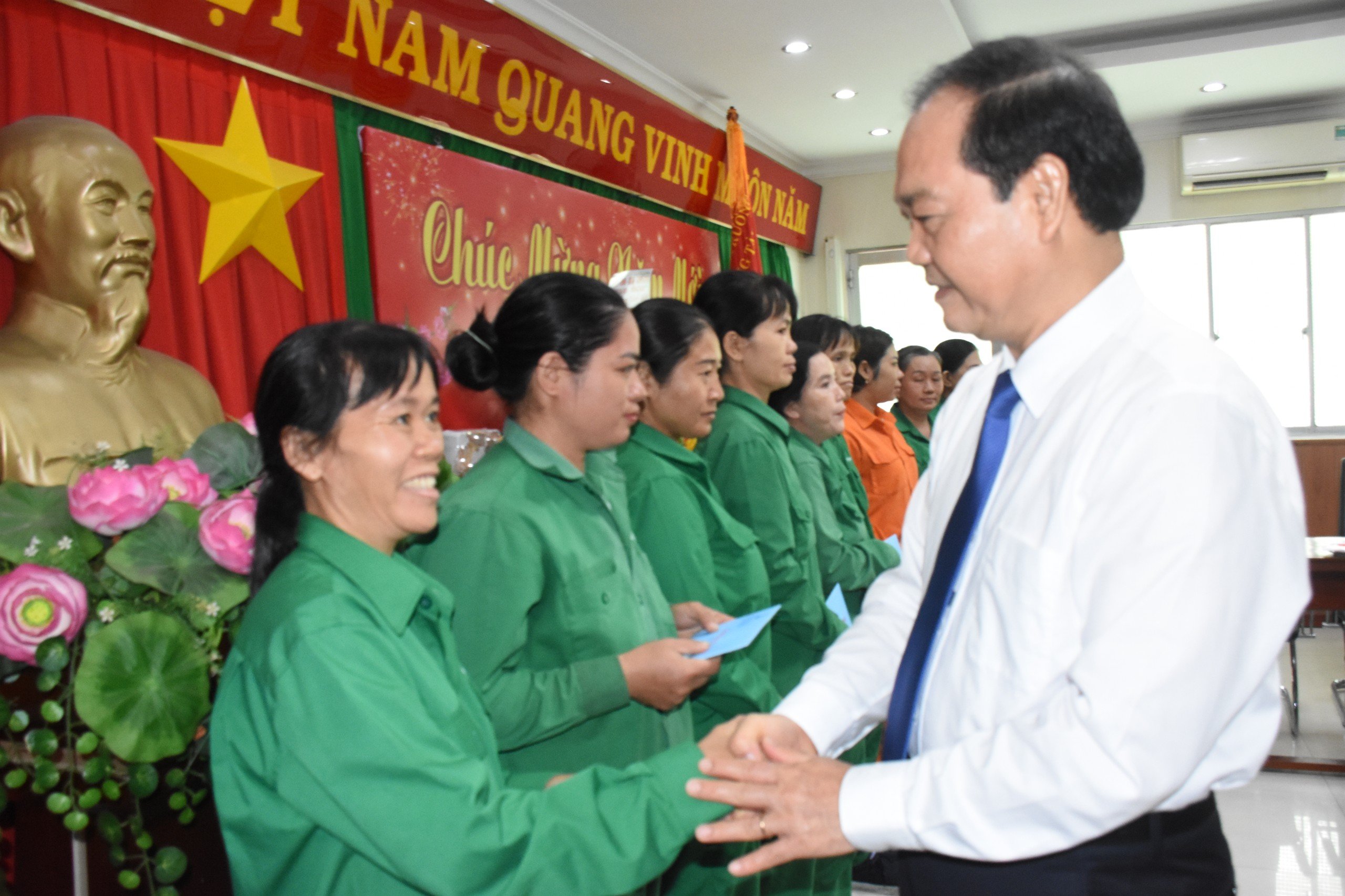 Ông Mai Ngọc Thuận tặng quà cho NLĐ thuộc Công ty VESCO