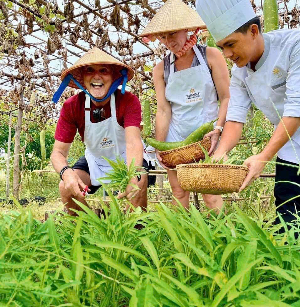 Du khách nước ngoài trải nghiệm thu hoạch rau tai Fleur De Lys Long Hải.