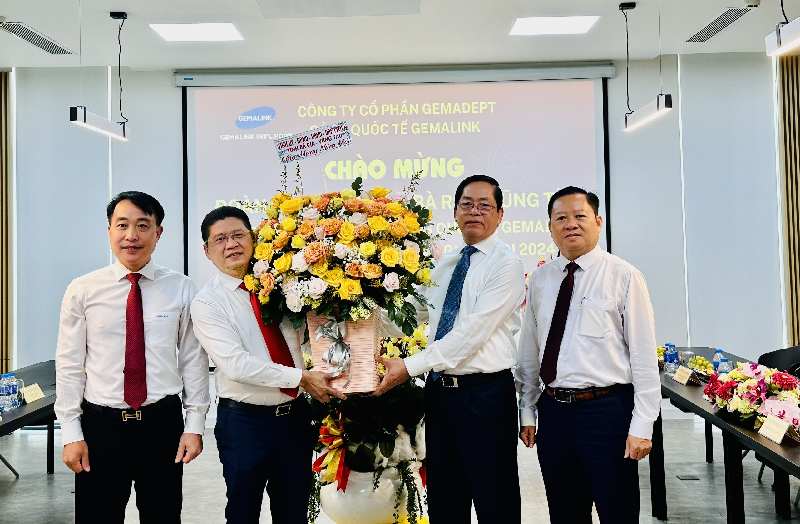 Ông Phạm Viết Thanh, Ủy viên Trung ương Đảng, Bí thư Tỉnh ủy, Chủ tịch HĐND tỉnh tặng hoa và quà cho đại diện Cảng Gemalink.