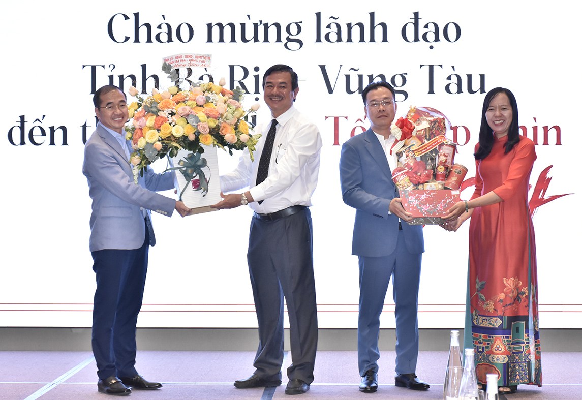 Ông Trịnh Hàng, Giám đốc Sở Du lịch (thứ 2 từ trái qua) và bà Nguyễn Thị Ánh Hồng, Phó Chánh Văn phòng UBND tỉnh (bìa phải) tặng hoa và quà Tết cho đại diện Angsana & Dhawa Hồ Tràm