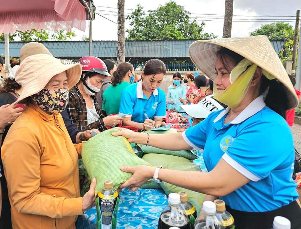 Người dân huyện Xuyên Mộc đổi thực phẩm tại Chương trình Phiên chợ 0 đồng.