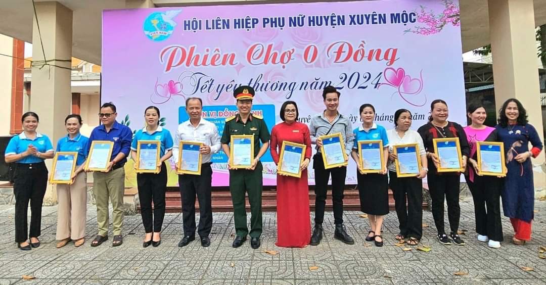Hội LHPN huyện Xuyên Mộc trao Thư cảm ơn các tổ chức, cá nhân đã đồng hành cùng chương trình.