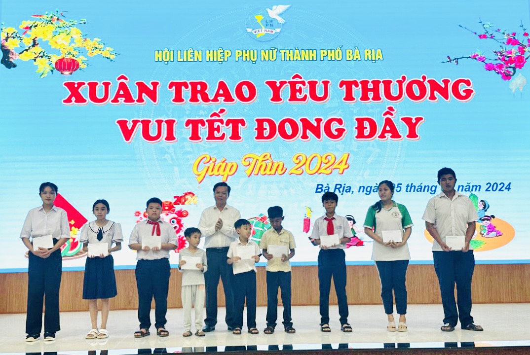 Ông Trần Thanh Dũng, Chủ tịch UBND TP.Bà Rịa tặng quà Tết cho trẻ em nghèo.