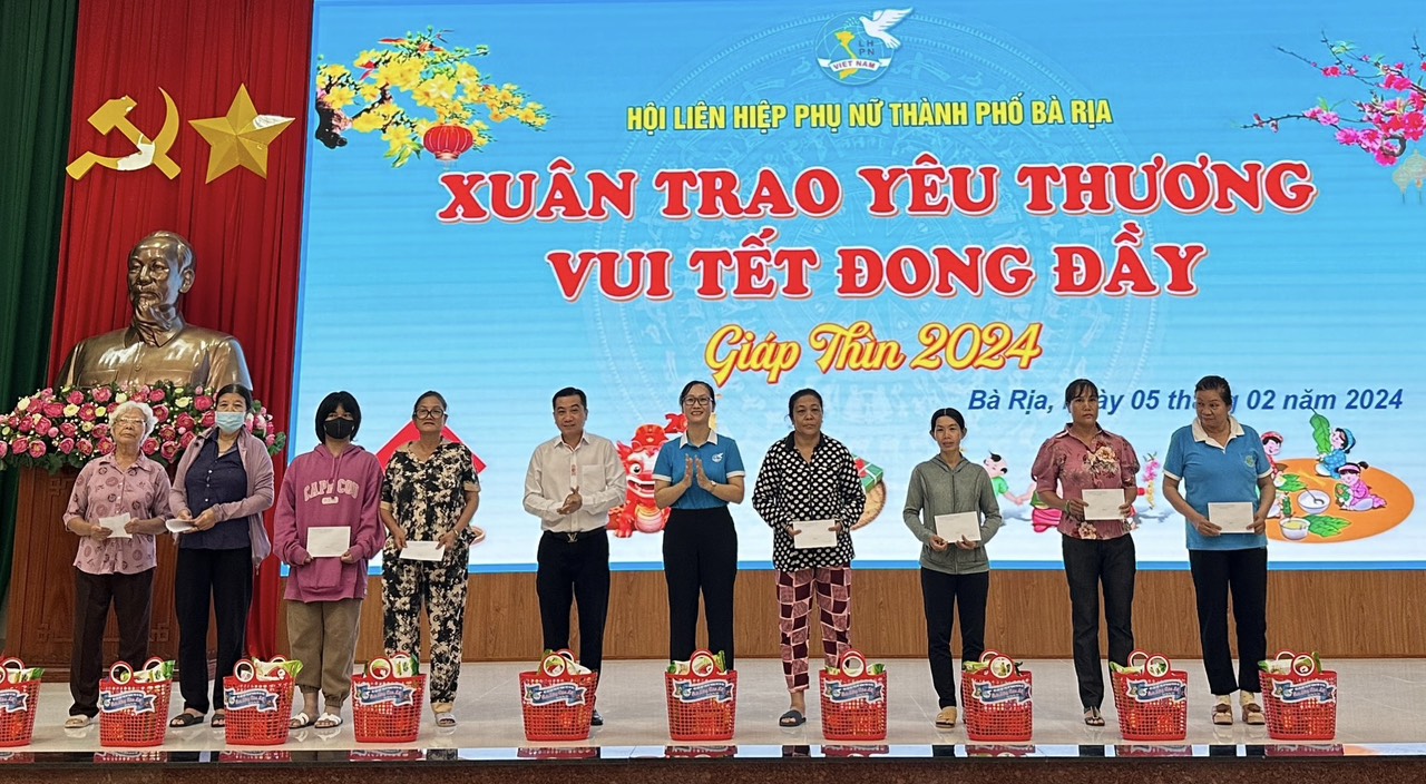 Ban Tổ chức chương trình tặng quà cho hội viên phụ nữ khó khăn.