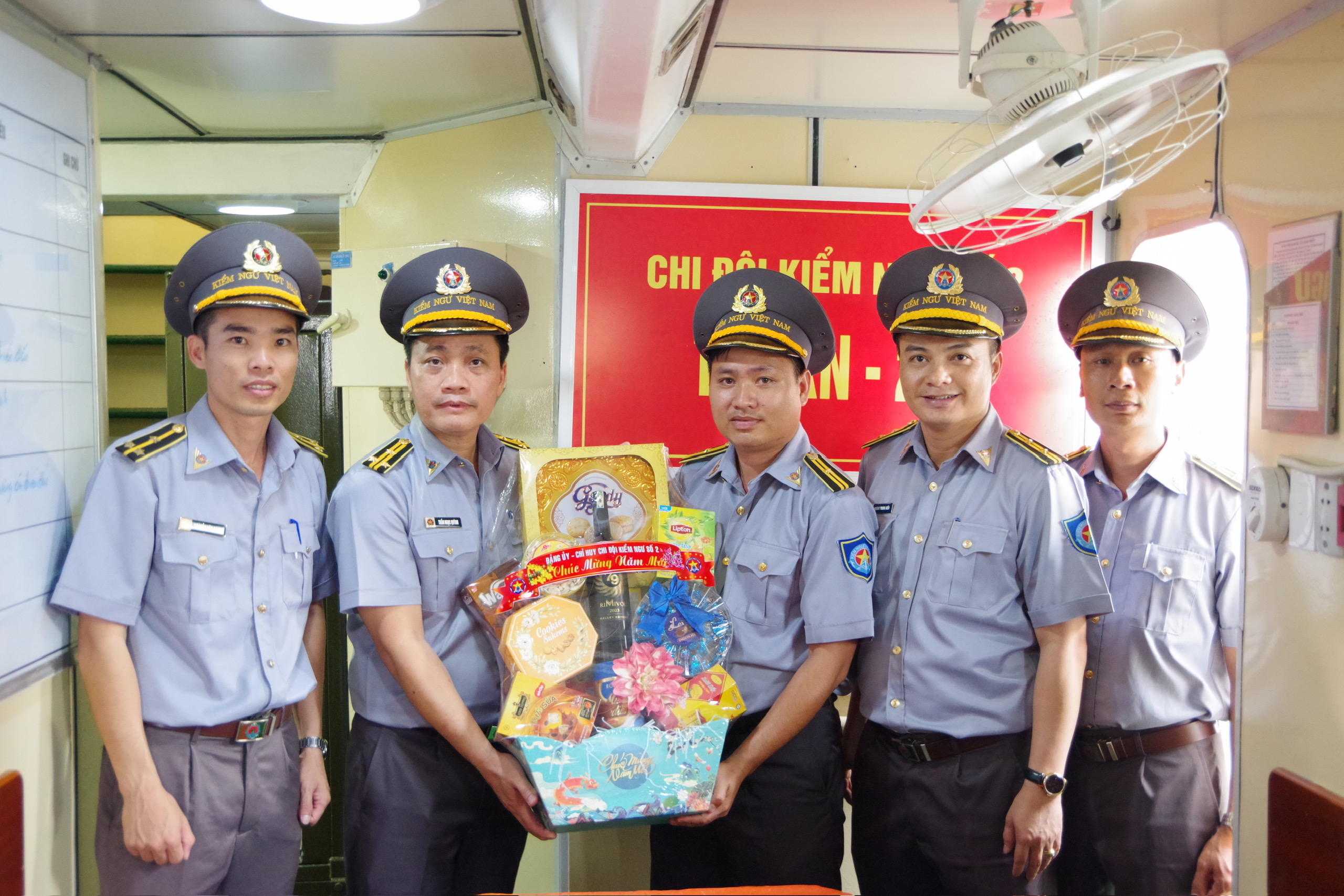 Lãnh đạo Chi đội Kiểm ngư số 2 đã gửi tặng quà Tết cho tập thể Tàu KN-207.