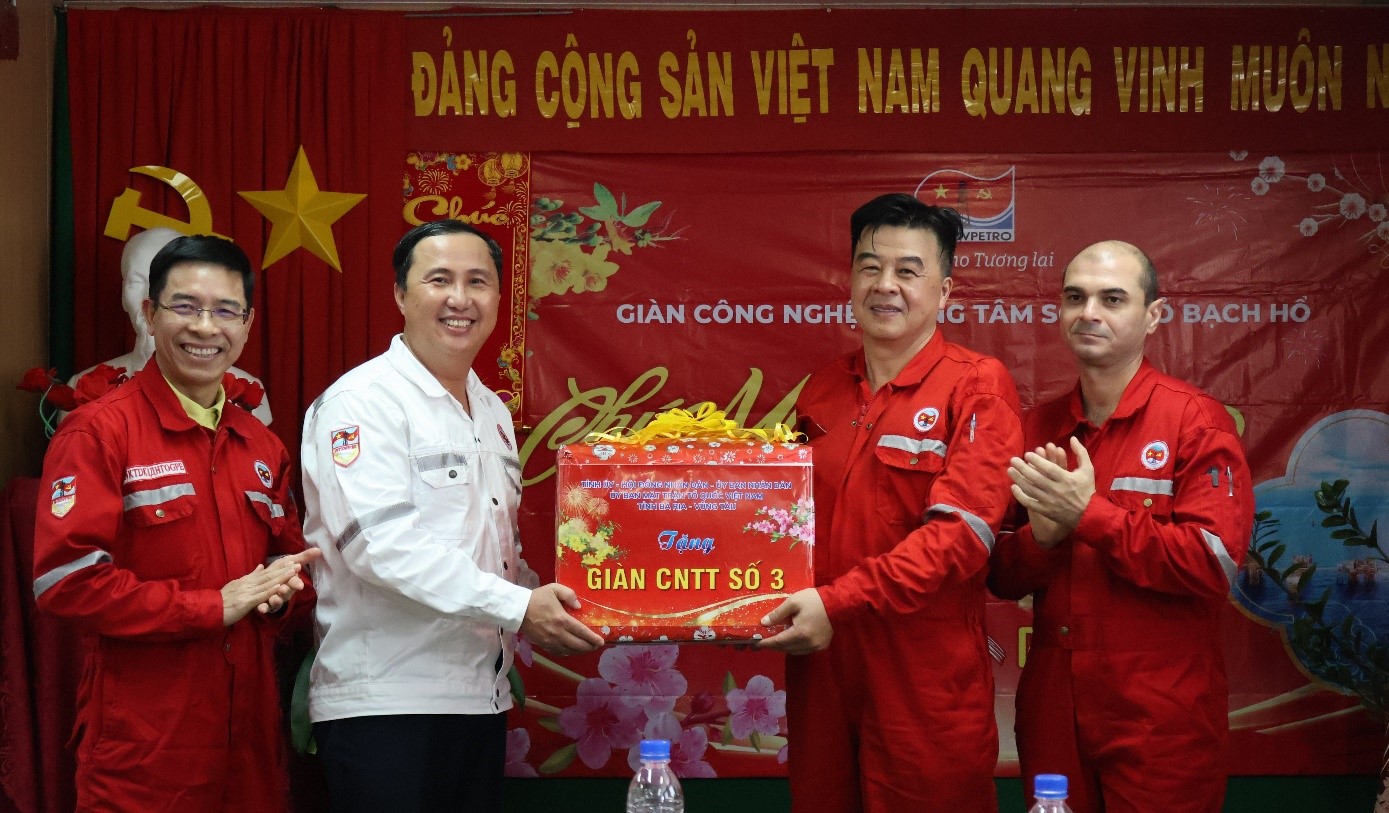 Ông Lê Hoàng Hải, Phó Chủ tịch HĐND tỉnh  tặng quà cho Tập thể Giàn CNTT-3