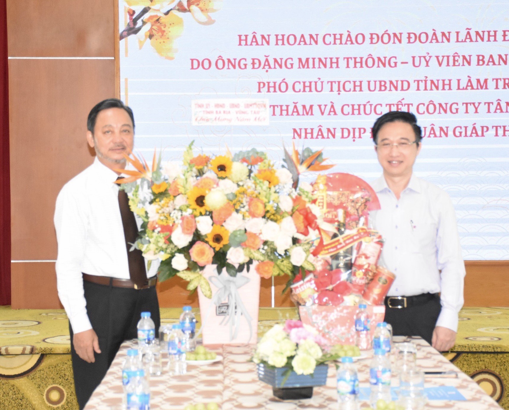 Ông Đặng Minh Thông tặng hoa chúc mưng Công ty CP Đầu tư và Xây dựng Tân Phước Thịnh