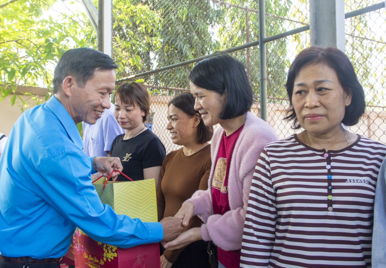 Ông Nguyễn Châu Trinh, Phó Chủ tịch LĐLĐ tỉnh tặng quà cho đoàn viên, NLĐ