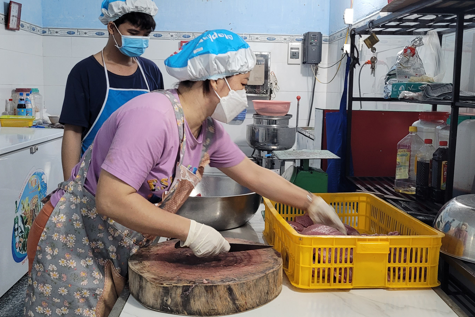 Sản xuất giò tại cơ sở chả lụa Hải Yến.