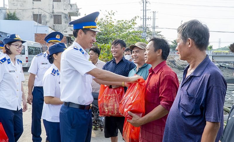 Đại tá Lê Văn Tú, Chính ủy Bộ Tư lệnh Vùng Cảnh sát biển 3 trao tặng quà tết động viên ngư dân.