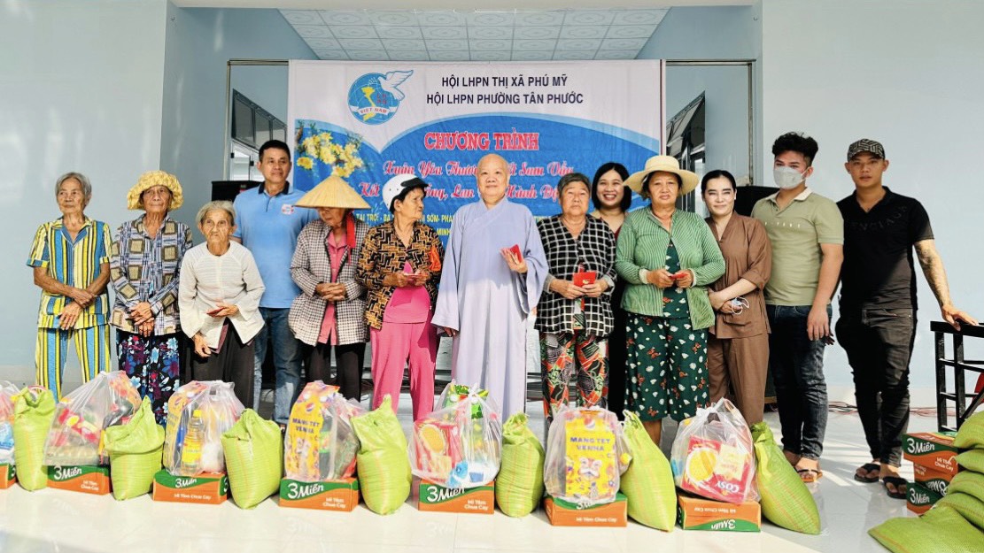 Hội LHPN phường Tân Phước (TX,Phú Mỹ) và nhà tài trợ tặng quà Tết cho người nghèo.