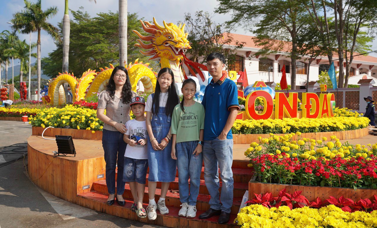 Gia đình chị Lý Thị Huyền, người dân huyện Côn Đảo chụp ảnh tại đường hoa.