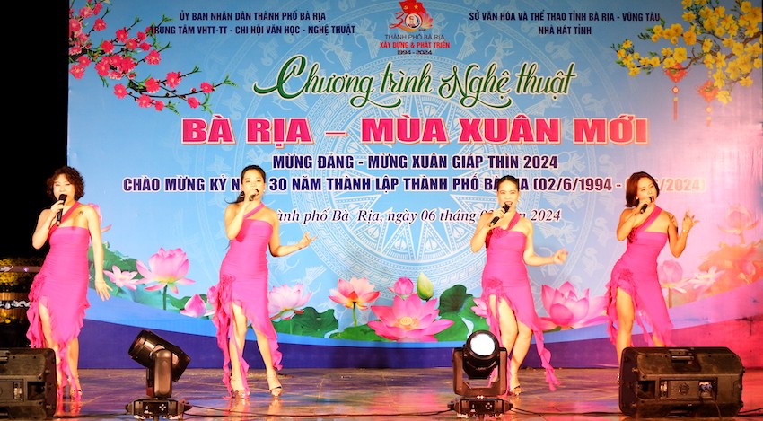 Chương trình nghệ thuật Mừng Đảng mừng Xuân của Nhà hát tỉnh được biểu diễn lưu động các địa phương trong tỉnh trong dịp Tết nguyên đán 2024.