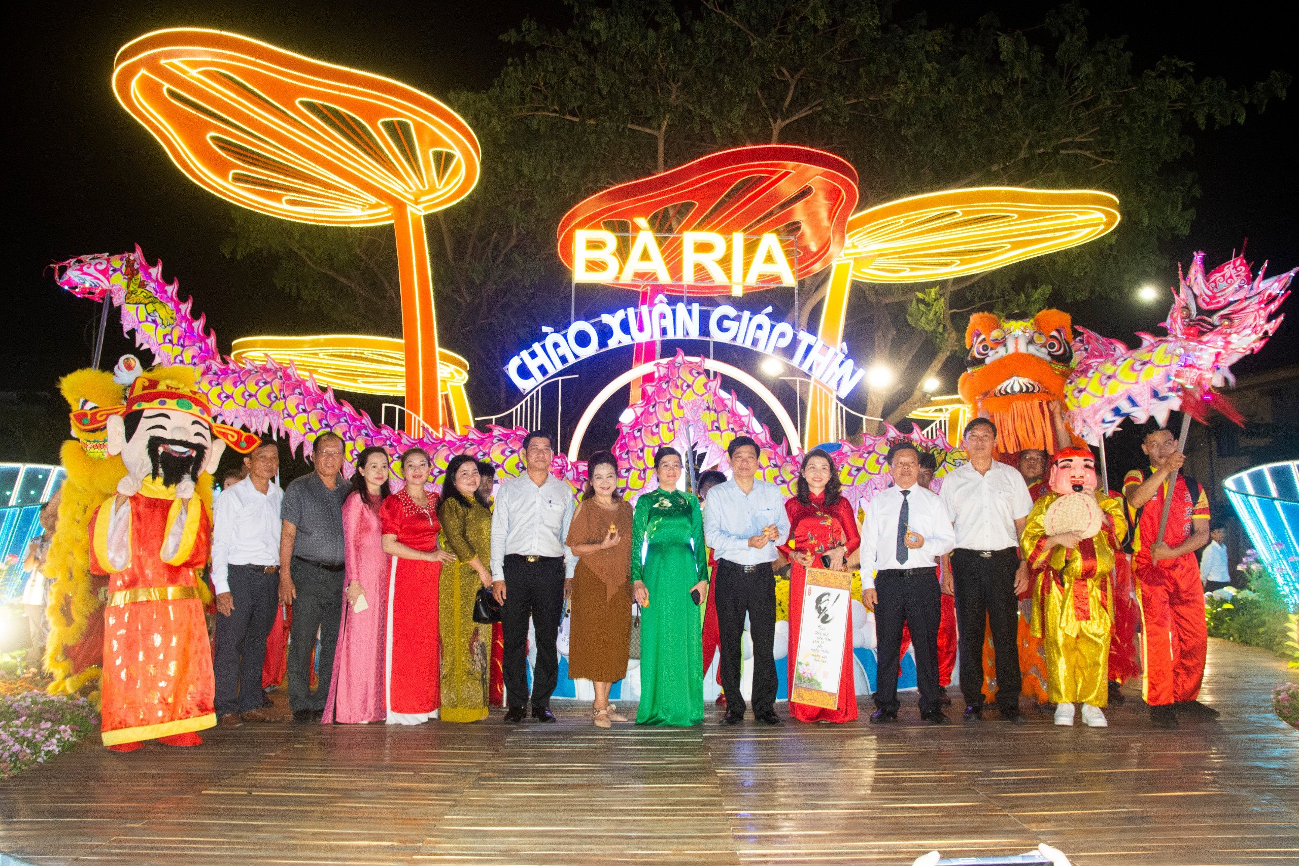 Lãnh đạo thành phố và đại biểu dự lễ khai mạc đường hoa Phạm Văn Đồng