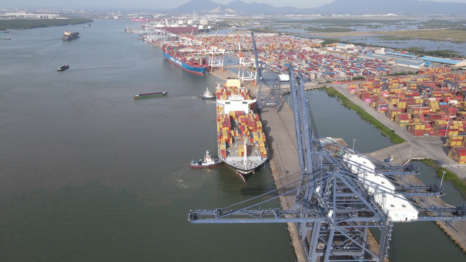 Tàu container trọng tải 199.273 DWT cập cảng SSIT