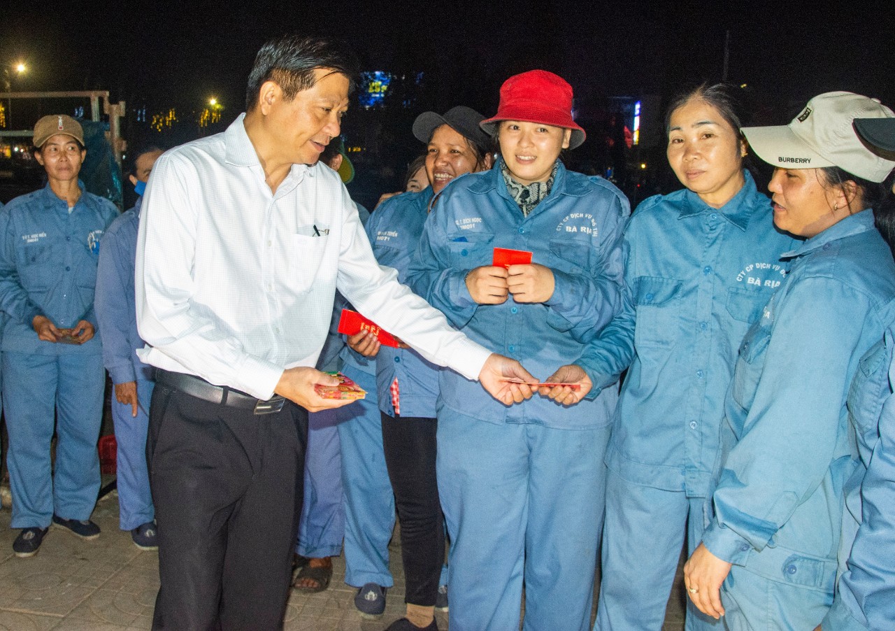 Ông Trần Văn Tuấn, Ủy viên Ban Thường vụ Tỉnh ủy, Bí thư Thành ủy Bà Rịa tặng quà cho công nhân làm việc đêm 30 Tết