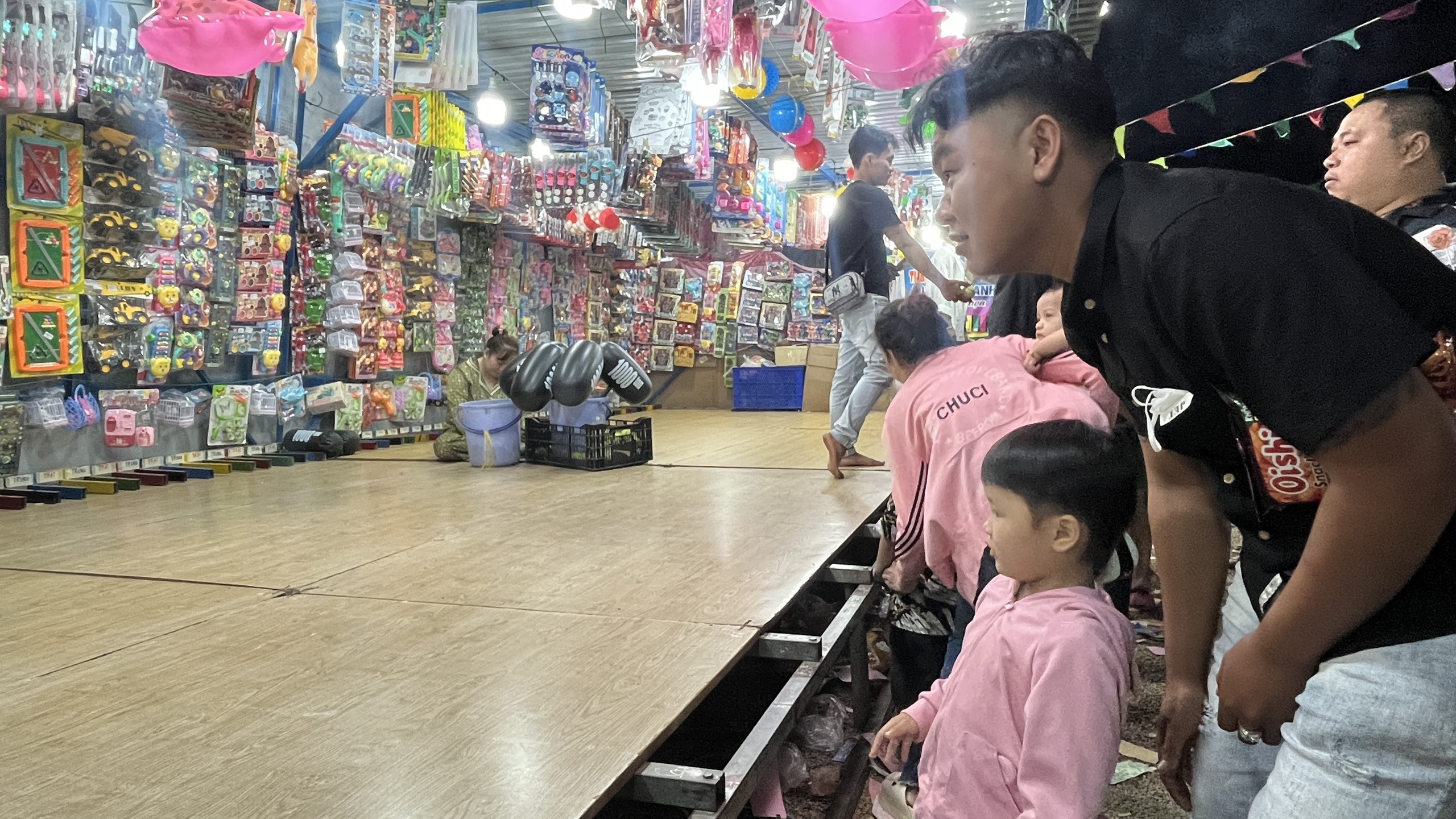 Nhiều trò chơi tại hội chợ thu hút trẻ em