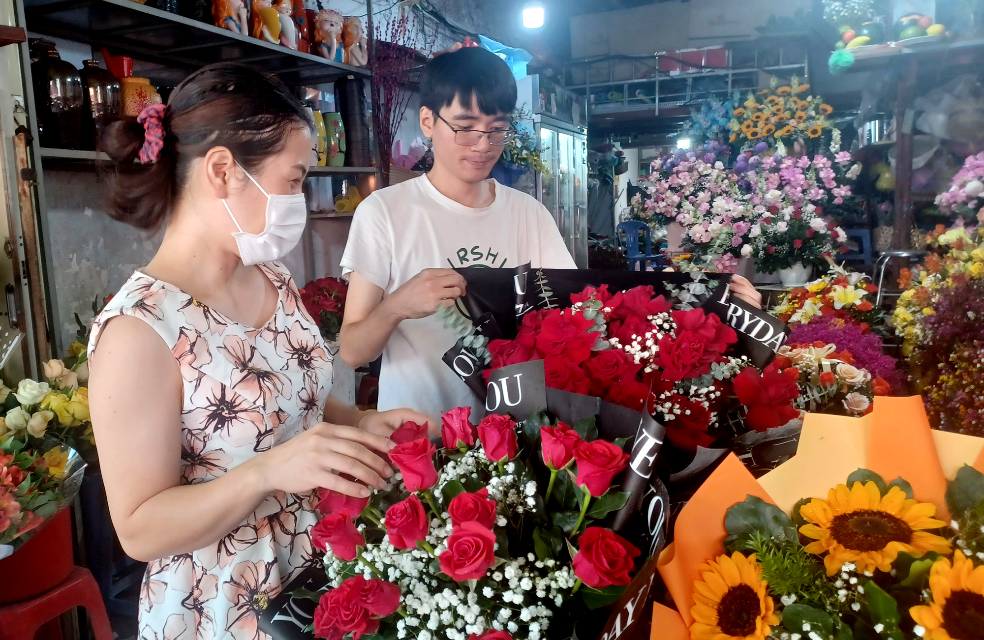 Người dân chọn mua hoa bó tại cửa hàng hoa tươi Hương Huyền, TP. Vũng Tàu.