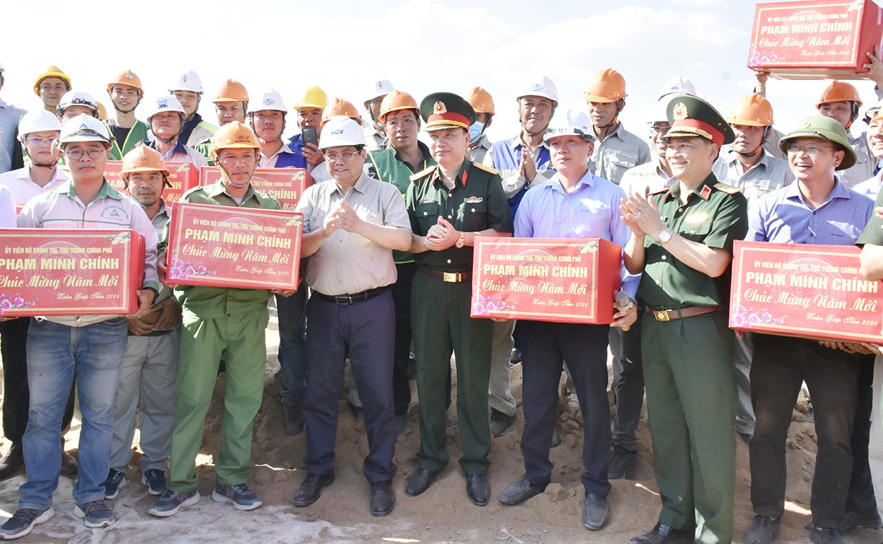 Thủ tướng Chính phủ Phạm Minh Chính tặng quà động viên người lao động thi công dự án cao tốc Biên Hòa-Vũng Tàu