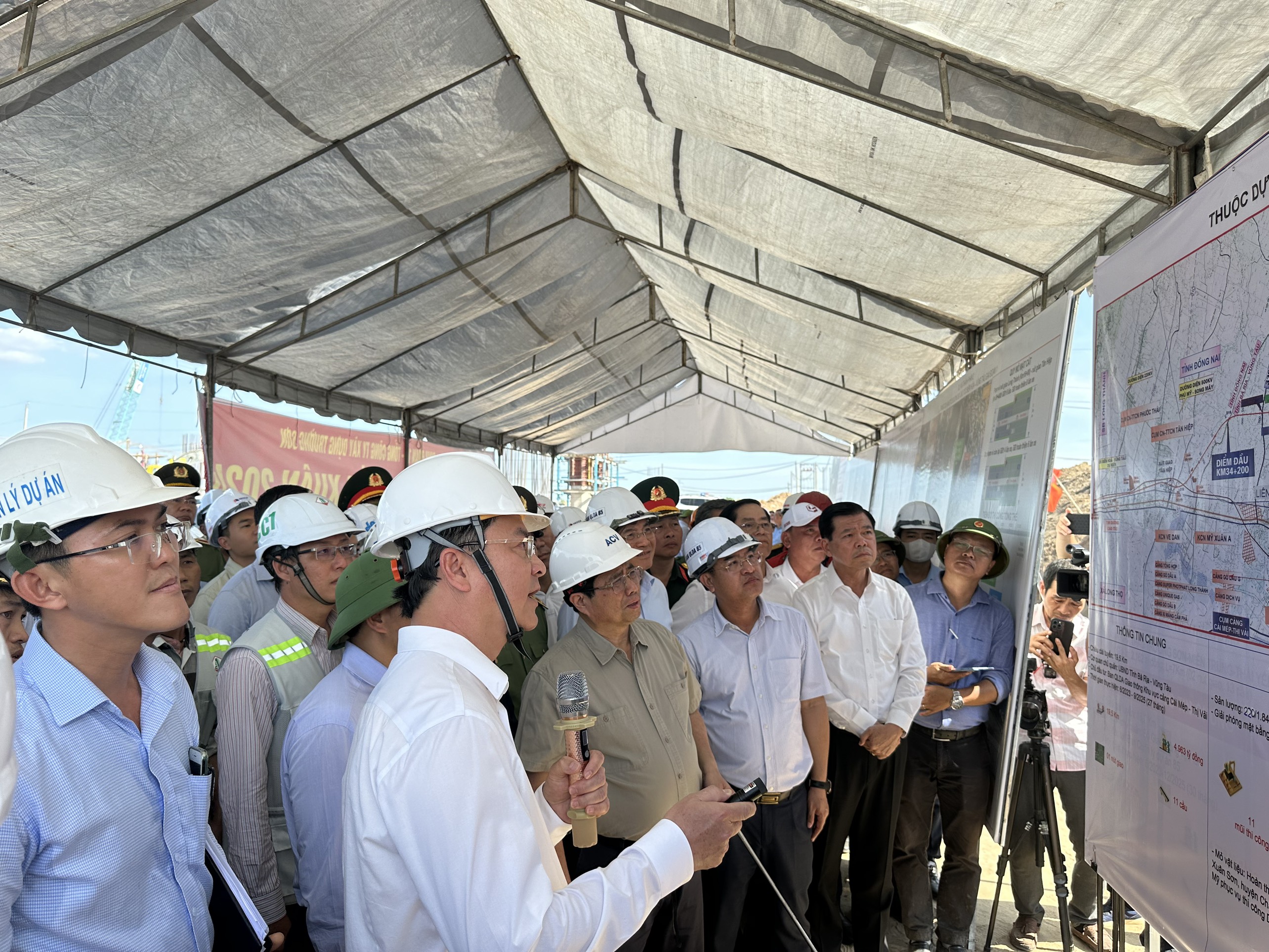 Ông Nguyễn Công Vinh, Phó Chủ tịch UBND tỉnh báo cáo với Thủ tướng Chính phủ về tiến độ dự án thành phần 3 cao tốc Biên Hòa - Vũng Tàu, đoạn qua tỉnh Bà Rịa-Vũng Tàu.