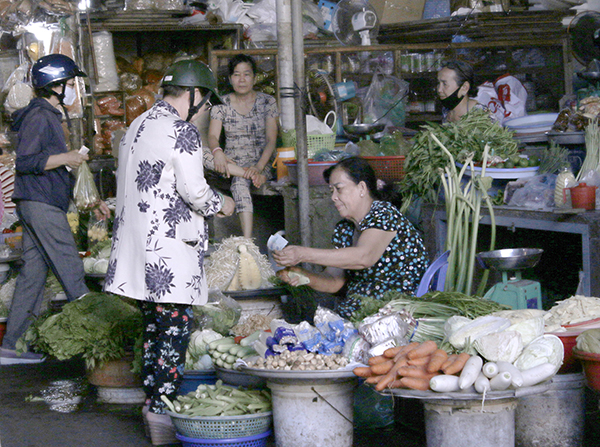 Người dân mua rau củ tại chợ Vũng Tàu sáng mùng 4 Tết.