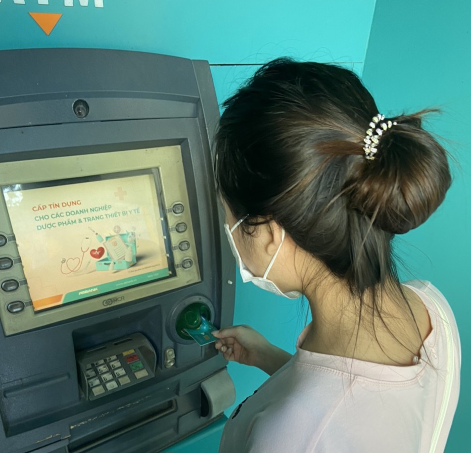 Tại cây ATM của ABBank trên đường Nguyễn Thái Học  (TP.Vũng Tàu), lâu lâu mới có một khách hàng vào rút tiền.