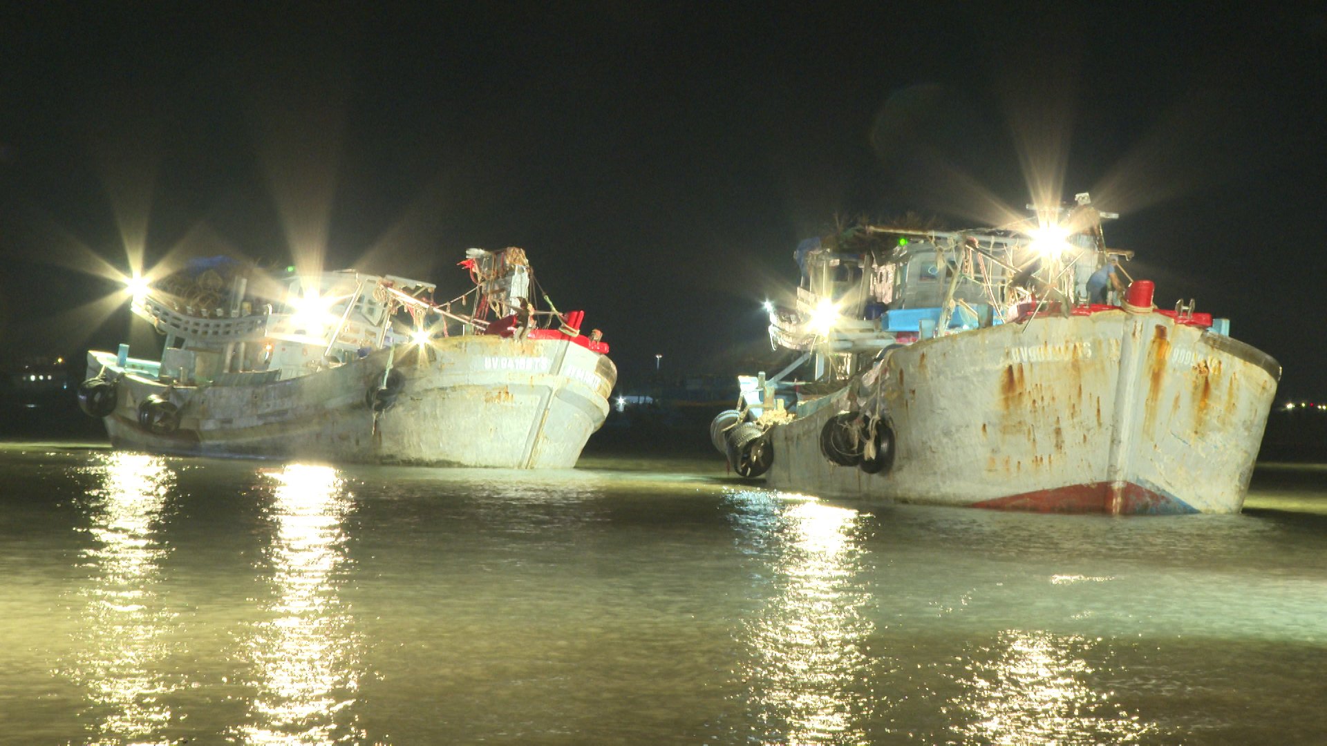 Tàu cá đồng loạt xuất bến đầu năm vào lúc 5h sáng ngày 15/2 tại Cảng Phương Vy (xã Phước Hưng,  huyện Long Điền).