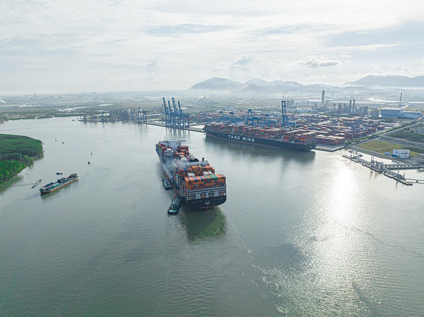 Tàu cập cảng TCIT, cảng container nước sâu có sản lượng thông qua lớn nhất Việt Nam.