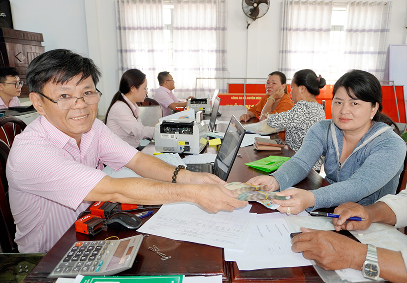 Cán bộ Phòng giao dịch Ngân hàng CSXH huyện Xuyên Mộc tổ chức giải ngân vốn cho các hộ dân tại xã Xuyên Mộc.