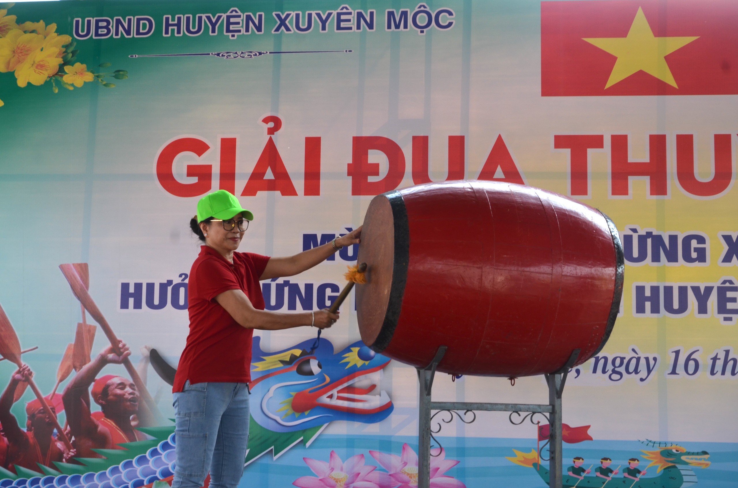 Bà Lê Thị Trang Đài, Chủ tịch UBND huyện Xuyên Mộc đánh trống khai mạc Giải.